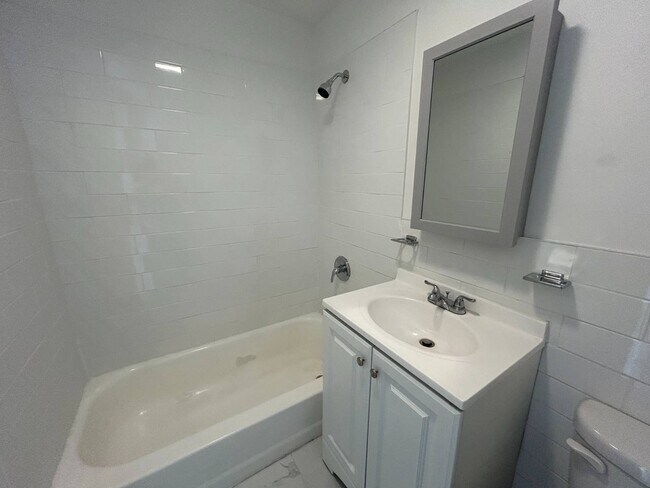 Building Photo - 681 Rhinelander Ave