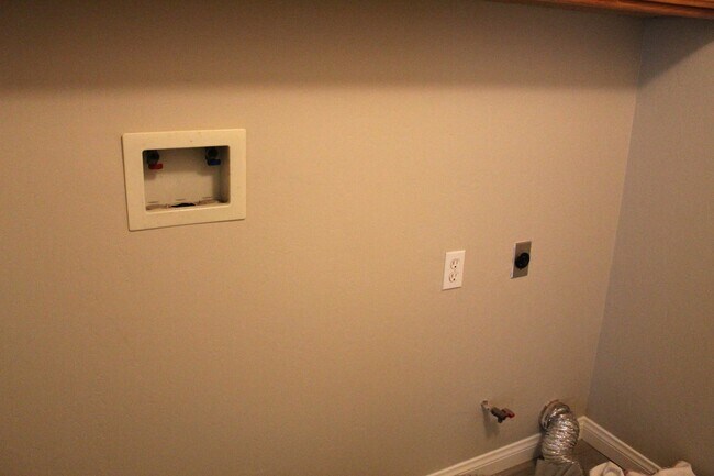 Building Photo - North West Home with Solar and Pool for Rent