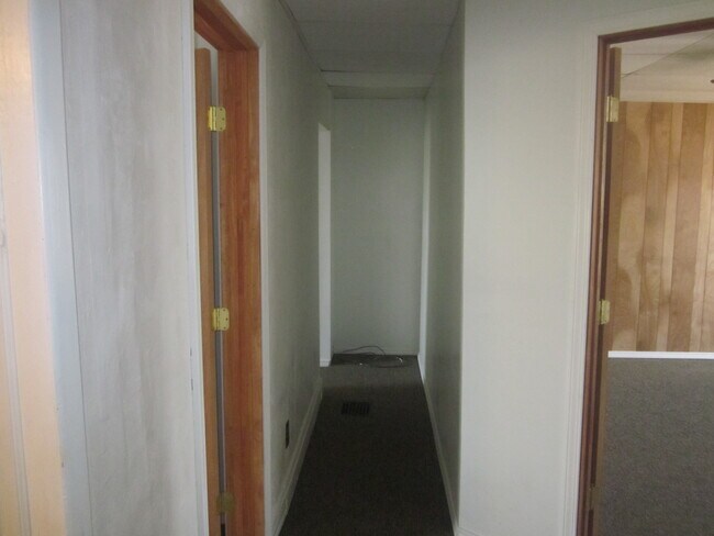 Hallway to other bedrooms - 276 McKinley Ave
