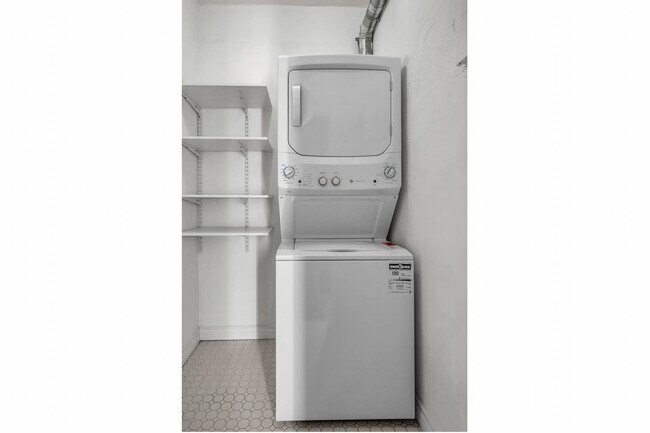 Building Photo - Sunning unit walking distance to shops on Fairfax