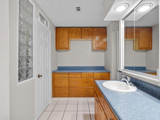 Building Photo - 4214 Fernside Dr