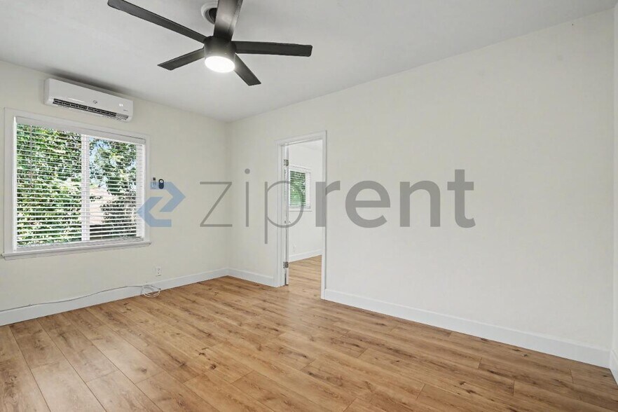 Building Photo - Unit