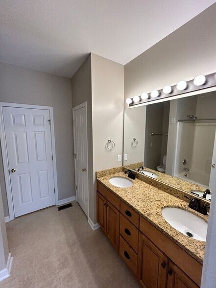 Building Photo - 7102 Lenox Village Dr