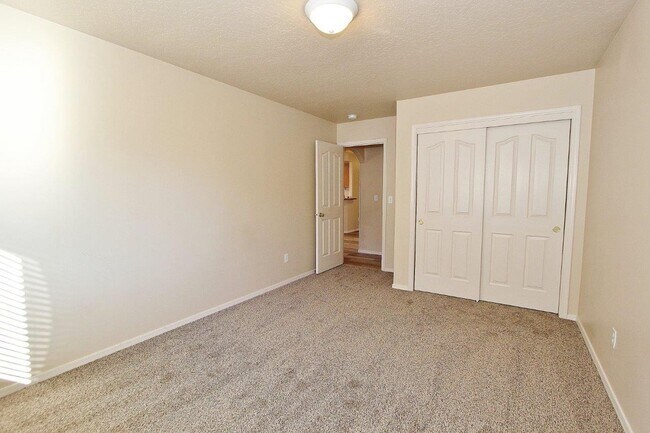 Building Photo - Immaculate Single-Level Home