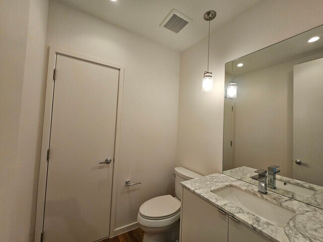 Building Photo - Minutes from Downtown, Uptown, Henderson, ...