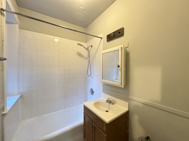 Building Photo - 516 W Melrose St