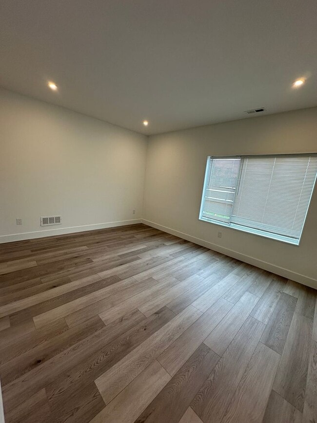 Building Photo - Recently Constructed, Modern 3 Bed / 3 Bath Bi Level Apartment Near Temple — Private Rooftop + Ba...
