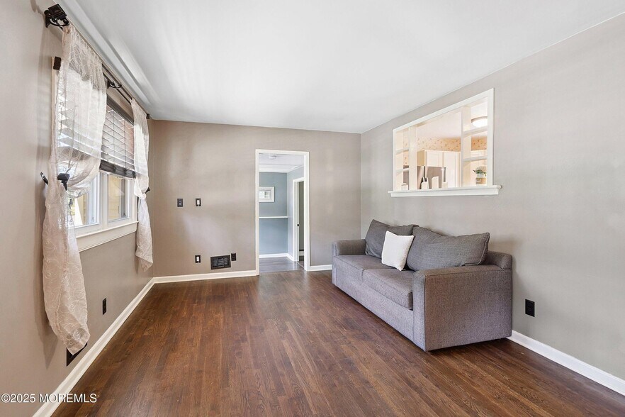 Building Photo - 6 Redwood Rd