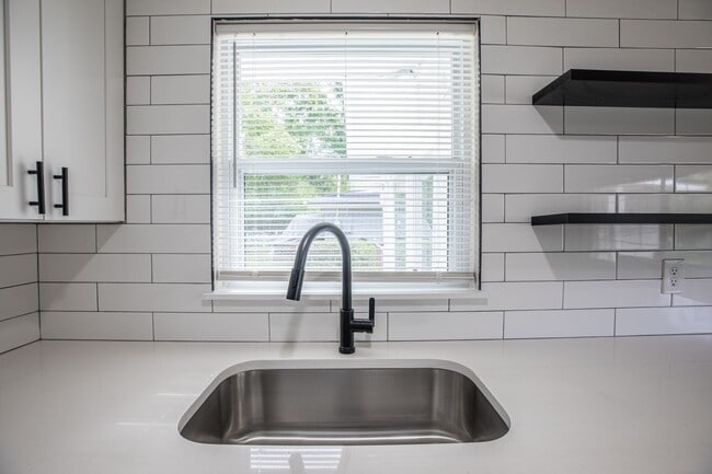 Building Photo - Renovated 4/2