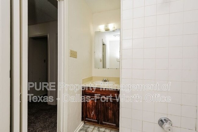 Building Photo - 7525 Windhaven Rd