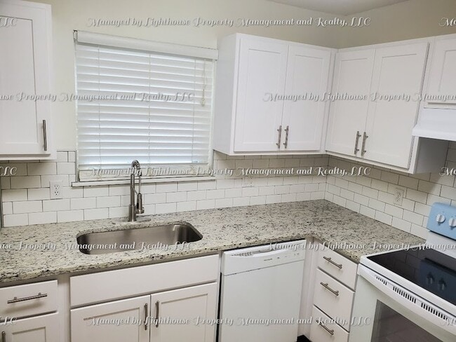 Building Photo - Peaceful Atlantic Beach Townhome