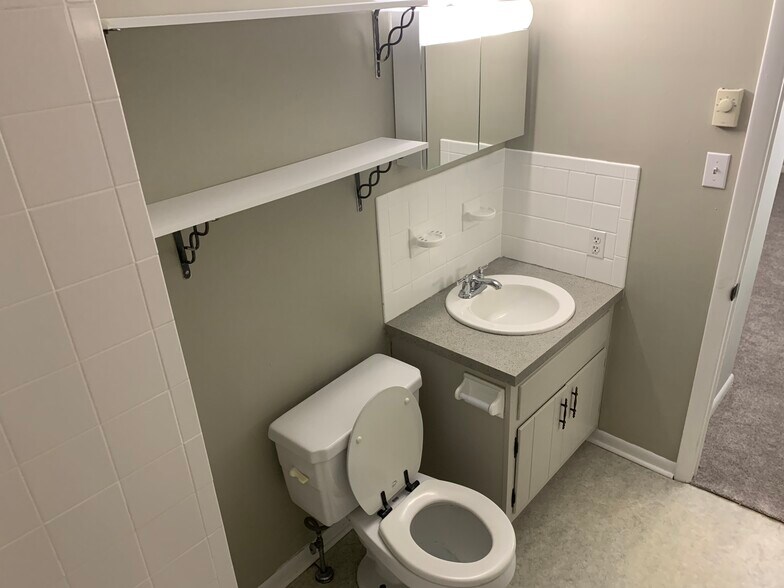 Full master bathroom - 1265 Woodmere Rd