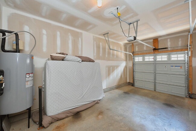 Building Photo - Like-New Modern Townhome Near Dining, Shopping, Trails & Old Hickory Lake