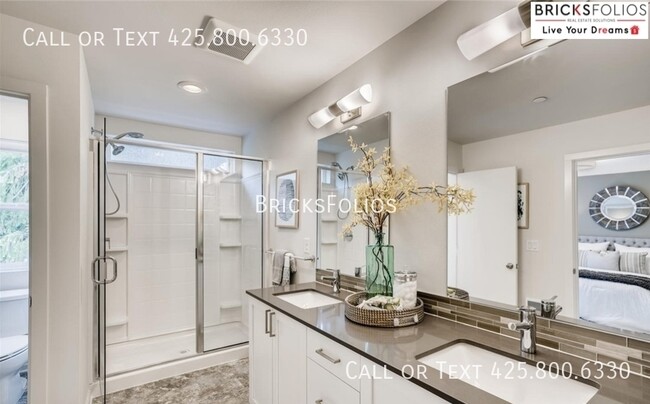 Building Photo - Ready to Experience Luxurious Living in Ly...