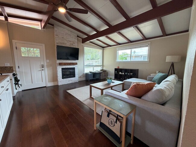 Building Photo - Cute 3 bedroom house in