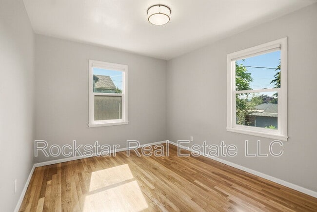 Building Photo - 3027 W Cleveland Ave