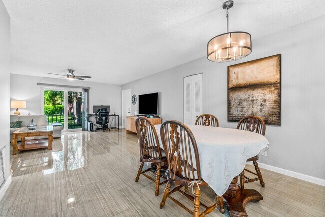 Building Photo - 2037 S Seacrest Blvd
