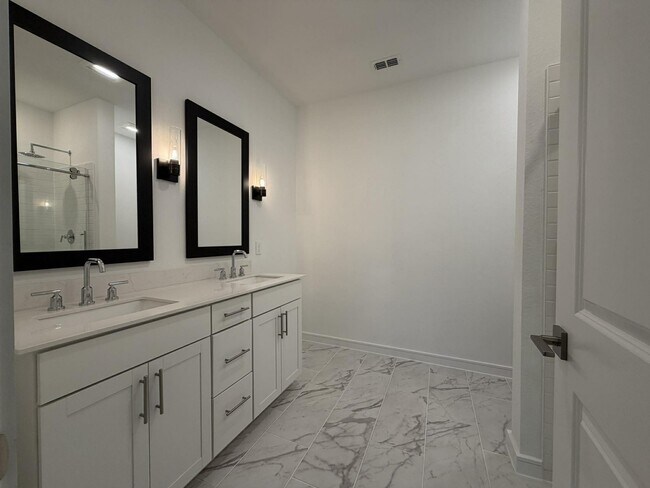 Building Photo - 8338 Bay Oaks Dr