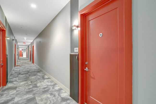 Building Photo - 1 bedroom 1 bathroom condo available immed...