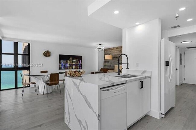 Building Photo - 2555 Collins Ave