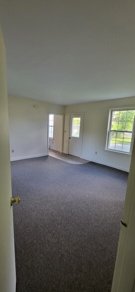 Building Photo - 993 Duck Pond Rd