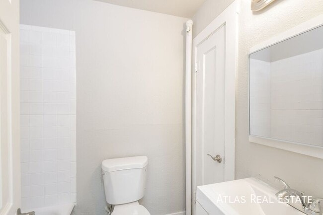 Building Photo - 970 N Pearl St