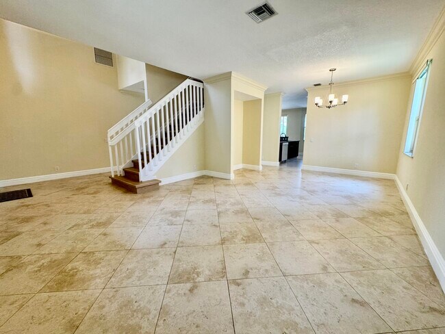 Building Photo - 898 Tulip Cir