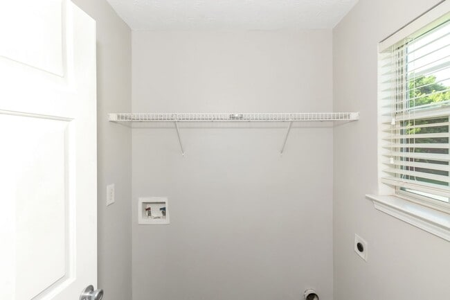 Building Photo - Impressive 4 bed, 2.5 bath Home.
