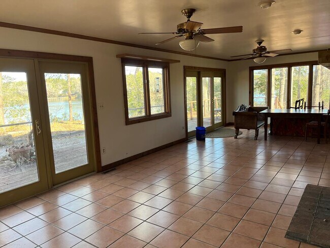 Building Photo - 9077 Henderson Ln