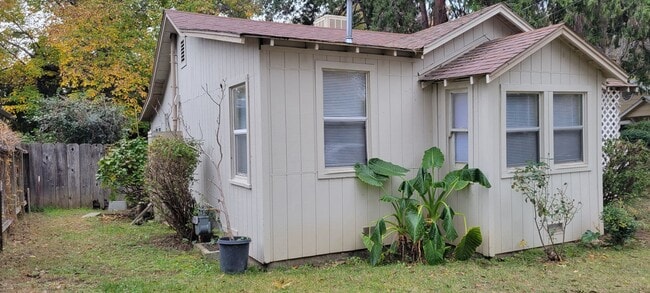 Building Photo - Charming 1 Bedroom Home With Bonus Area