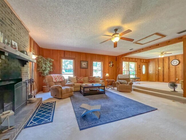 Building Photo - 1924 Harriet Dr