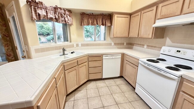 Building Photo - $2,250 Herndon & Willow, 3 Bedroom Home - N. Helm Ave, Clovis