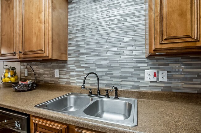 Building Photo - 3 bedroom 2 bathroom townhouse in Covington Villas