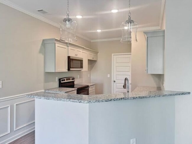 Building Photo - House - 3 beds, 3 baths,