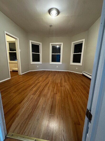 Spacious master bedroom with walk-in closet - 257 Mount Vernon Ave