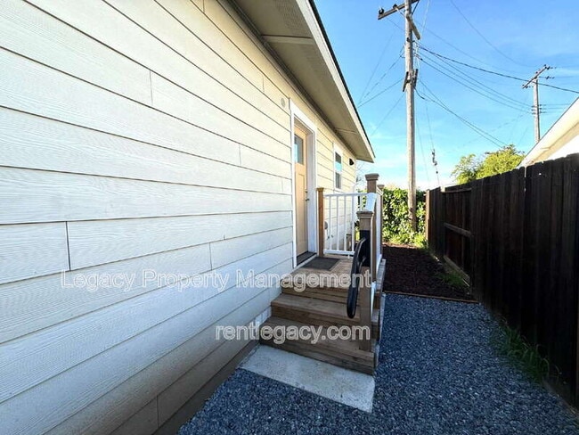 Building Photo - 10753 Oakton Way