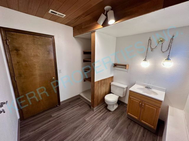 Building Photo - Charming 3-Bed Troutdale Home with Spacious 2,114 Sq Ft Layout & 2.5 Baths!