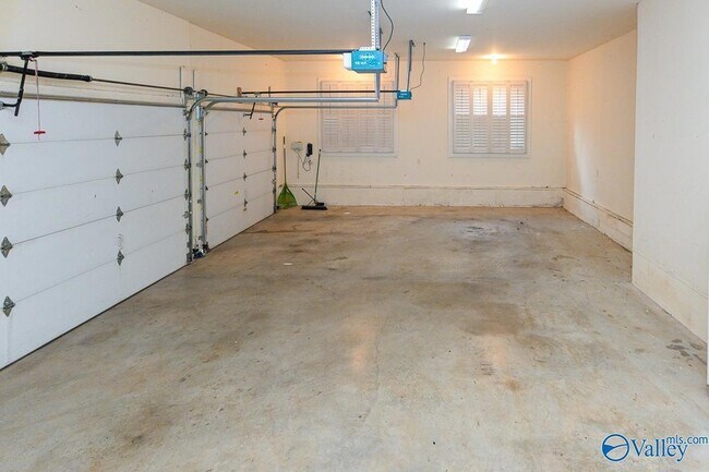 Building Photo - 305 Walden Glen Ct