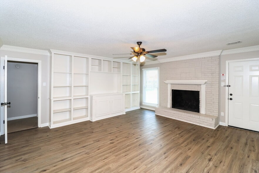 Building Photo - 8144 Creekside Cir N