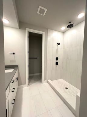 Building Photo - Modern 3Bed/2Bath PLUS 2 car garage Townhome in Bellevue!