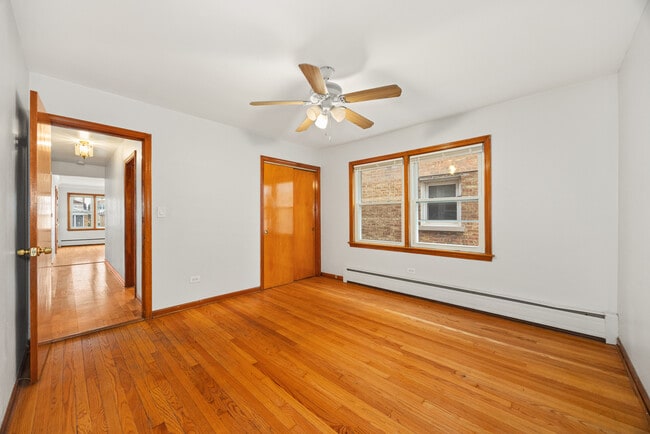 Building Photo - 5748 W Montrose Ave