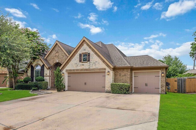 Building Photo - Beautifully maintained 4-beds, 3-bath, 3 c...