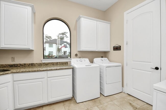 Building Photo - 1611 Lynnview Dr