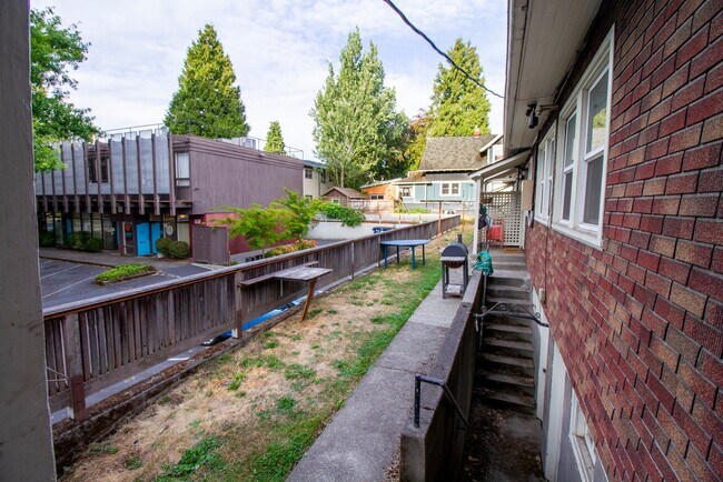 Building Photo - Charming One Bedroom Unit in Fourplex with Original Hardwoods, Breakfast Nook, Detached Garage