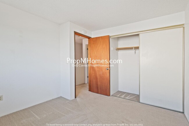 Building Photo - Cozy Two Bedroom in Montavilla - Large Fen...
