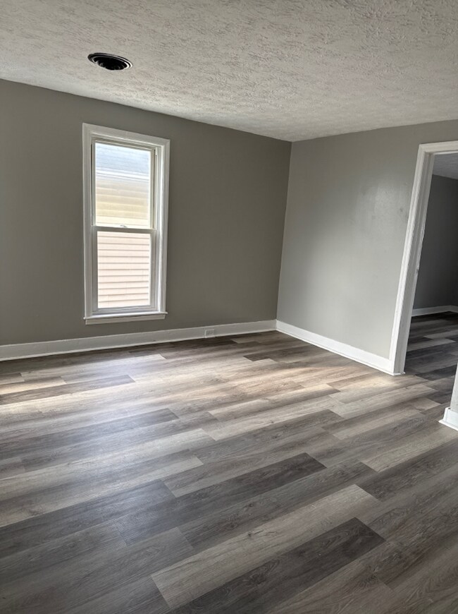 Building Photo - Great 2 bed 1.5 bath home includes bonus room and has central air conditioning!