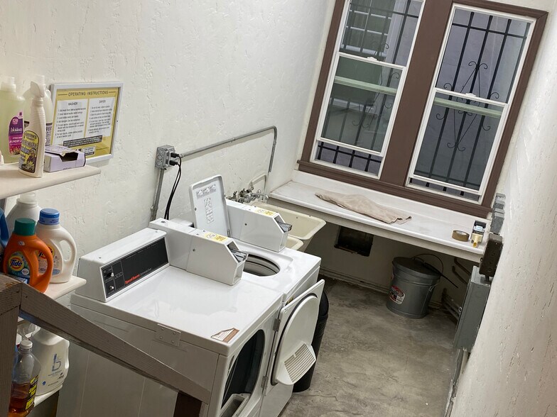 Shared Building Laundry - 464 N Spaulding Ave