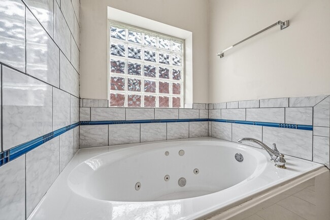 Building Photo - 12335 Shadowvista Dr