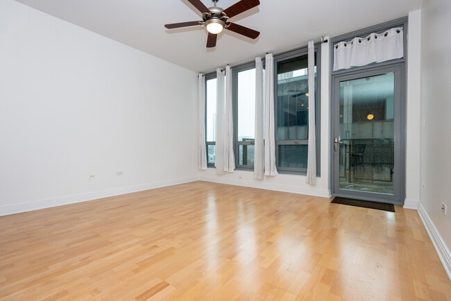 Primary Photo - 565 W Quincy St