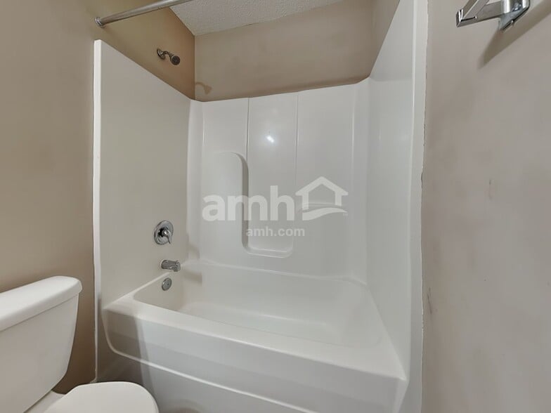 Building Photo - 10062 Mill Hill Ave